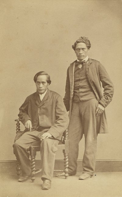 Raihana Tukarawa og Paratene te Manu, ca. 1863 (albumtrykk) av John Beattie